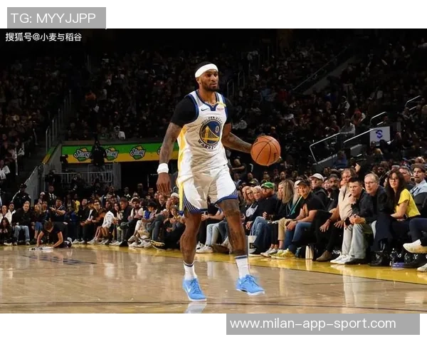 库里称赞小佩顿化学反应良好拦拆配合默契展现球队默契精神